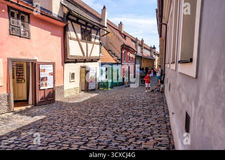 Farbenfrohe Hütten entlang der Goldenen Gasse in der Prager Burg, einer bezaubernden Kopfsteinpflasterstraße, die für ihre winzigen historischen Häuser und lebhaften Fassaden bekannt ist Stockfoto