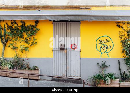 Nizza, Frankreich - 9. Juni 2025: Gelbe Fassade mit Bella Ciao-Schild auf der Rue Rossetti in der Altstadt von Nizza Stockfoto
