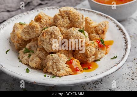 Panierter Blumenkohl mit Orangensauce Stockfoto