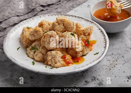 Panierter Blumenkohl mit Orangensauce Stockfoto