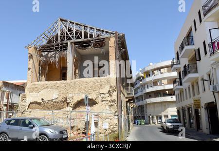 Alte zerbröckelnde Gebäude, die restauriert werden müssen, in der Altstadt von Larnaka, Zypern. Stockfoto