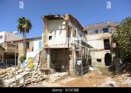 Alte zerbröckelnde Gebäude, die restauriert werden müssen, in der Altstadt von Larnaka, Zypern. Stockfoto