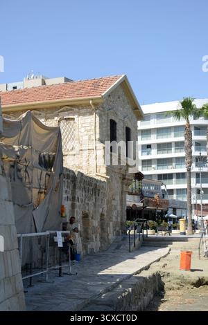 Wunderschöne alte Gebäude entlang der Uferpromenade in Larnaca, Zypern. Stockfoto