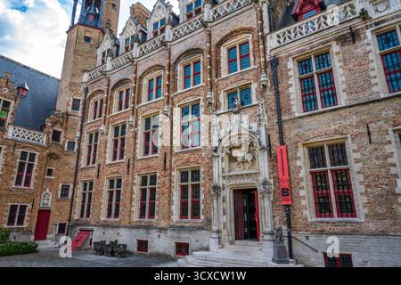 Westfassade des Gruuthusemuseums vom Innenhof im historischen Zentrum von Brügge in Westflandern, Belgien, Europa Stockfoto