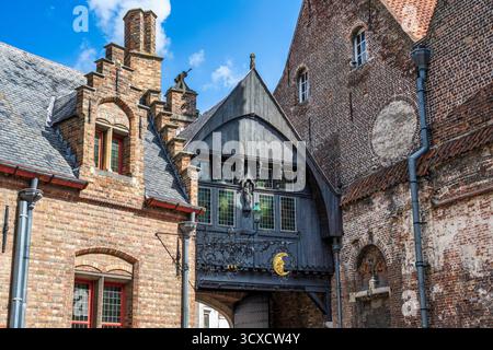 Detail des Holzgebäudes über dem Tor zum Gruuthusemuseum vom Innenhof im historischen Zentrum von Brügge in Westflandern, Belgien, Europa Stockfoto