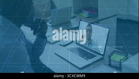 Abstützendes Kinn, der Kollegen aus der Ferne sieht, Mann im Blazer am Bürotisch mit Gitterüberlagerung, Kopierraum Stockfoto