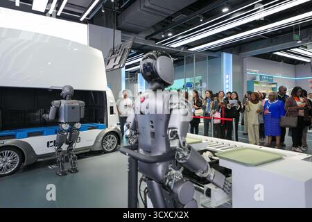 Peking, China. Oktober 2025. Vertreter, die sich für das Global Leaders' Meeting on Women in Peking aufhalten, sehen sich die Demonstration eines Roboters in der Beijing World of Robots am 14. Oktober 2025 in Peking, der Hauptstadt Chinas, an. Quelle: Xue Yuge/Xinhua/Alamy Live News Stockfoto