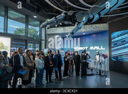 Peking, China. Oktober 2025. Vertreter, die zum Global Leaders' Meeting on Women in Peking sind, besuchen am 14. Oktober 2025 die Pekinger Welt der Roboter in Peking, der Hauptstadt Chinas. Quelle: Du Zixuan/Xinhua/Alamy Live News Stockfoto