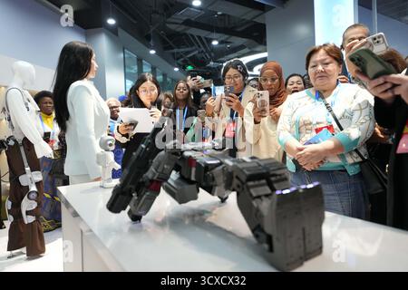 Peking, China. Oktober 2025. Vertreter, die sich für das Global Leaders' Meeting on Women in Peking aufhalten, sehen sich die Demonstration eines Roboters in der Beijing World of Robots am 14. Oktober 2025 in Peking, der Hauptstadt Chinas, an. Quelle: Xue Yuge/Xinhua/Alamy Live News Stockfoto
