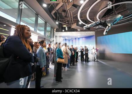 Peking, China. Oktober 2025. Vertreter, die zum Global Leaders' Meeting on Women in Peking sind, besuchen am 14. Oktober 2025 die Pekinger Welt der Roboter in Peking, der Hauptstadt Chinas. Quelle: Xue Yuge/Xinhua/Alamy Live News Stockfoto