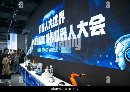 Peking, China. Oktober 2025. Vertreter, die zum Global Leaders' Meeting on Women in Peking sind, besuchen am 14. Oktober 2025 die Pekinger Welt der Roboter in Peking, der Hauptstadt Chinas. Quelle: Du Zixuan/Xinhua/Alamy Live News Stockfoto