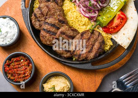 Türkische Fleischbällchen traditionelle Kofte. Würzige Fleischbällchen Kebab oder Kebap Stockfoto