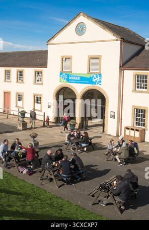 Besucher sitzen vor dem Eingang zum Beamish Museum; County Durham; England Stockfoto