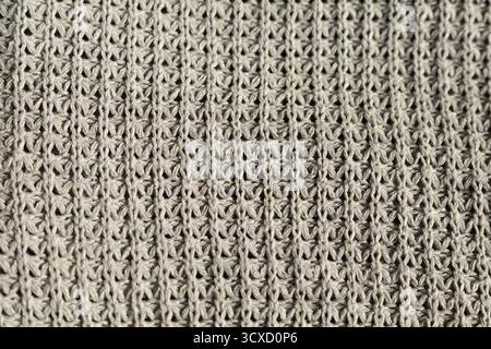 Weiches Strickmuster in neutralen Grautönen, ideal für Textildesign, Mode oder gemütliche Winterkonzepte Stockfoto
