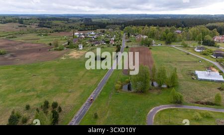 Luftaufnahme einer ländlichen Landschaft mit Feldern, Straßen und Häusern. Stockfoto