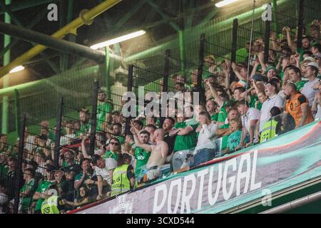 11. Oktober 2025, Estádio José Alvalade, Lissabon, Portugal - Qualifikation zur Weltmeisterschaft 2026: Portugal (1) gegen Irland (0); irische Fans in den Auswärtsträngen Stockfoto