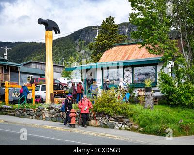 Das Hammer Museum ist das erste Museum der Welt, das Hämmern aller Art gewidmet ist. Haines, Alaska, USA. Stockfoto