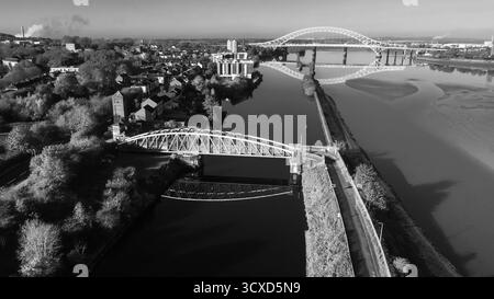 Schwarzweiß-Blick auf die Old Quay Swing Bridge über den Manchester Ship Canal mit der Runcorn Railway Bridge und der Silver Jubilee Bridge Stockfoto