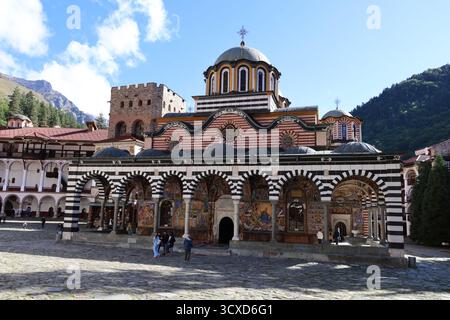 Das Kloster Rila, UNESCO-Weltkulturerbe, befindet sich im Naturpark Rila Kloster im Rila-Gebirge, Bulgarien. Stockfoto
