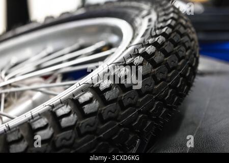 Detaillierte Nahaufnahme eines Motorrad-Reserverads mit Speichen, Felge und Achse Stockfoto