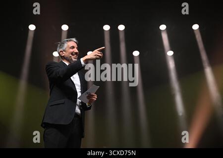 Paris, Frankreich. Oktober 2025. Guillaume Meurice tritt in der Accor Arena in Paris als Eröffnungsakt der Matmatah-Musikgruppe auf. Paris, Frankreich, 11. Oktober 2025. Foto: Christophe Meng/ABACAPRESS.COM Credit: Abaca Press/Alamy Live News Stockfoto