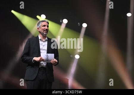Paris, Frankreich. Oktober 2025. Guillaume Meurice tritt in der Accor Arena in Paris als Eröffnungsakt der Matmatah-Musikgruppe auf. Paris, Frankreich, 11. Oktober 2025. Foto: Christophe Meng/ABACAPRESS.COM Credit: Abaca Press/Alamy Live News Stockfoto