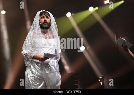 Paris, Frankreich. Oktober 2025. Aymeric Lompret tritt in der Accor Arena in Paris als Eröffnungsakt der Matmatah-Musikgruppe auf. Paris, Frankreich, 11. Oktober 2025. Foto: Christophe Meng/ABACAPRESS.COM Credit: Abaca Press/Alamy Live News Stockfoto