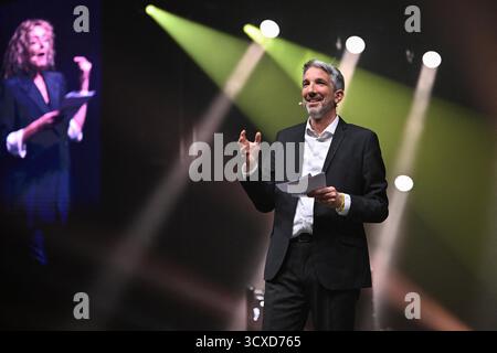 Paris, Frankreich. Oktober 2025. Guillaume Meurice tritt in der Accor Arena in Paris als Eröffnungsakt der Matmatah-Musikgruppe auf. Paris, Frankreich, 11. Oktober 2025. Foto: Christophe Meng/ABACAPRESS.COM Credit: Abaca Press/Alamy Live News Stockfoto