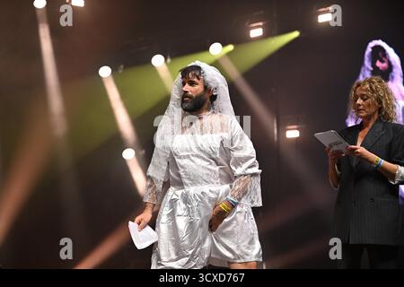 Paris, Frankreich. Oktober 2025. Aymeric Lompret tritt in der Accor Arena in Paris als Eröffnungsakt der Matmatah-Musikgruppe auf. Paris, Frankreich, 11. Oktober 2025. Foto: Christophe Meng/ABACAPRESS.COM Credit: Abaca Press/Alamy Live News Stockfoto