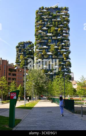 Blick auf den Bosco Verticale, ein Komplex aus zwei Wohnhochhäusern mit mehr als tausend Pflanzenarten an den Fassaden, Mailand, Lombardei, Italien Stockfoto
