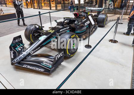 Formel-1-Rennwagen im Innenbereich. London, UK, 4. Juli 2023 Stockfoto