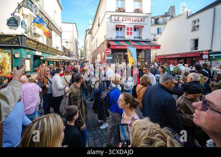 Paris, Frankreich - 11. Oktober 2025 : Blick auf die überfüllte Gegend Montmartre voller Touristen und die verschiedenen malerischen Restaurants in Paris Frankreich Stockfoto