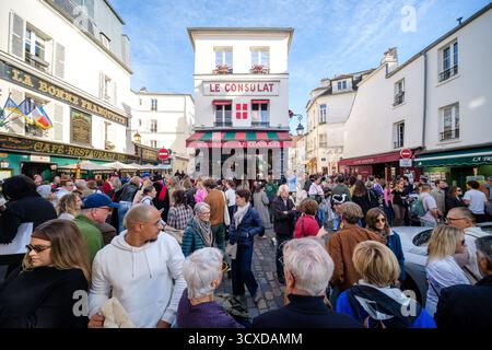 Paris, Frankreich - 11. Oktober 2025 : Blick auf die überfüllte Gegend Montmartre voller Touristen und die verschiedenen malerischen Restaurants in Paris Frankreich Stockfoto