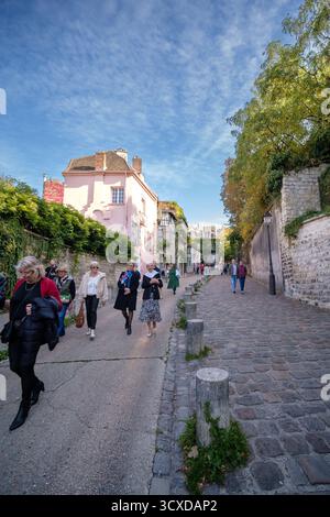 Paris, Frankreich - 11. Oktober 2025 : Panoramablick auf die berühmte und malerische Straße Rue de l' Abreuvoir in Montmartre Paris Frankreich Stockfoto