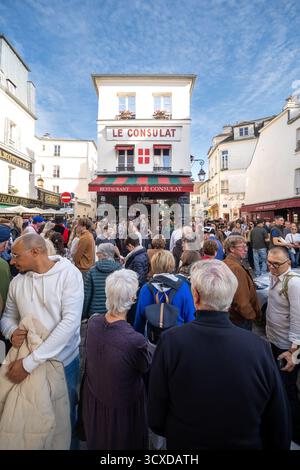 Paris, Frankreich - 11. Oktober 2025 : Blick auf die überfüllte Gegend Montmartre voller Touristen und die verschiedenen malerischen Restaurants in Paris Frankreich Stockfoto
