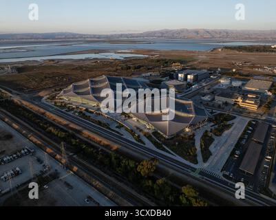 Mountain View, USA - 5. September 2025: Aus der Vogelperspektive auf den markanten, modernen Google Campus, dessen geometrische Dächer sich von der umgebenden Landschaft abheben. Stockfoto