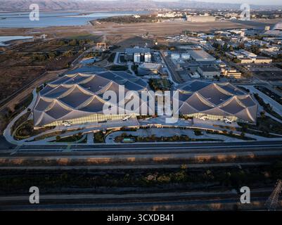 Mountain View, USA - 5. September 2025: Aus der Vogelperspektive auf den weitläufigen Googleplex-Campus, dessen einzigartige Dächer mit maßstabsgetreuem Muster unter t Stockfoto
