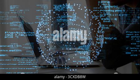 Entwickler tragen einen Pullover, der Code auf dem Laptop am Schreibtisch eingibt, mit holografischer Kugel, Code, Kopierraum Stockfoto