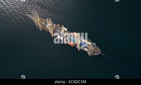 Kotor, Montenegro - 04. August 2023: Aus der Vogelperspektive eines majestätischen Segelschiffs, das durch das tiefe, ruhige Wasser gleitet, mit seinen Masten in Richtung Himmel, eine Studie über nautische Eleganz. Stockfoto