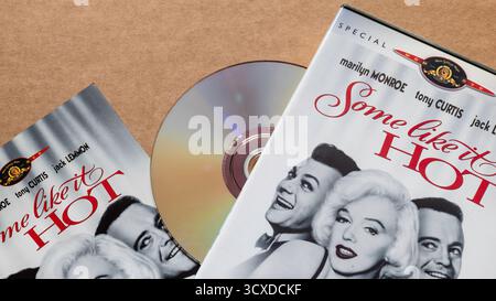 'Some Like IT Hot' DVD mit Covern mit Hauptdarstellern (Marilyn Monroe, Tony Curtis, Jack Lemmon), isoliert auf hellem, leerem Hintergrund Stockfoto