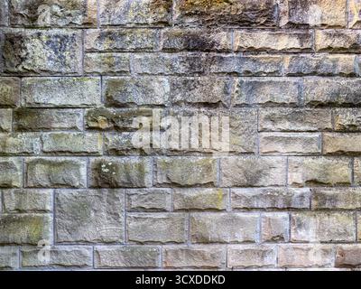 Alte Natursteinmauer mit strukturierter rustikaler Oberfläche – großer Rutschhintergrund Stockfoto