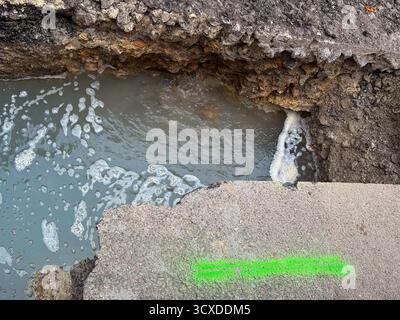 Wasserleck in einer Straße aufgrund von Bauarbeiten Stockfoto
