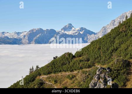 Schönau a. Königssee, Deutschland 12.10.2025: Im Bild: Blick vom Jenner auf das Steinerne Meer mit dem markanten Hundstod rechts. Jenner Bergstation Bayern *** Schönau a Königssee, Deutschland 12 10 2025 im Bildansicht vom Jenner zum Steinernen Meer mit dem markanten Hundstod rechts Jenner Bergstation Bayern Copyright: XFotostandx/xWassmuthx Stockfoto
