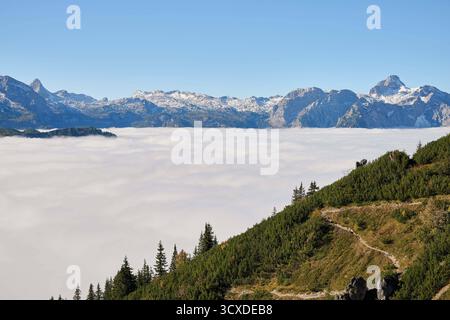 Schönau a. Königssee, Deutschland 12.10.2025: Im Bild: Blick vom Jenner auf das Steinerne Meer mit Schönfeldspitze links und Hundstod rechts. Jenner Bergstation Bayern *** Schönau a Königssee, Deutschland 12 10 2025 im Bild vom Jenner zum Steinernen Meer mit Schönfeldspitze links und Hundstod rechts Jenner Bergstation Bayern Copyright: XFotostandx/xWassmuthx Stockfoto