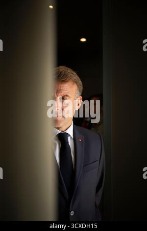 Sharm El Sheikh, Ägypten. Oktober 2025. Der französische Präsident Emmanuel Macron wartet auf den Präsidenten des Staates Palästina Mahmud Abbas vor einem Treffen auf dem Internationalen Friedensgipfel im Gazastreifen in Scharm el-Scheich, Ägypten, 13. Oktober 2025.Foto: Eliot Blondet/ABACAPRESS.COM Credit: Abaca Press/Alamy Live News Stockfoto