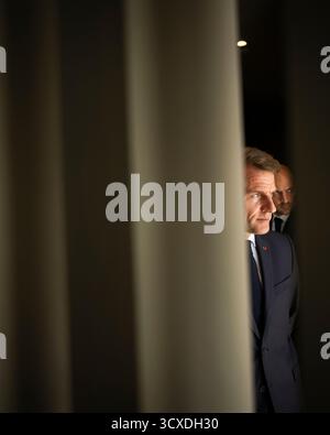Sharm El Sheikh, Ägypten. Oktober 2025. Der französische Präsident Emmanuel Macron wartet auf den Präsidenten des Staates Palästina Mahmud Abbas vor einem Treffen auf dem Internationalen Friedensgipfel im Gazastreifen in Scharm el-Scheich, Ägypten, 13. Oktober 2025.Foto: Eliot Blondet/ABACAPRESS.COM Credit: Abaca Press/Alamy Live News Stockfoto