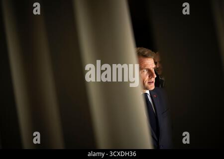 Sharm El Sheikh, Ägypten. Oktober 2025. Der französische Präsident Emmanuel Macron wartet auf den Präsidenten des Staates Palästina Mahmud Abbas vor einem Treffen auf dem Internationalen Friedensgipfel im Gazastreifen in Scharm el-Scheich, Ägypten, 13. Oktober 2025.Foto: Eliot Blondet/ABACAPRESS.COM Credit: Abaca Press/Alamy Live News Stockfoto