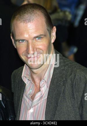 Ralph Fiennes besucht die Premiere seines Films Maid in Manhattan am Odeon, Leicester Square in London 02/03 Stockfoto