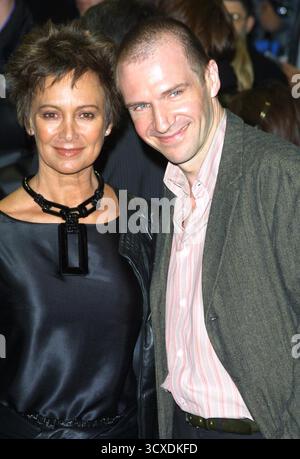 Ralph Fiennes und Francesca Annis bei der Premiere seines Films Maid in Manhattan im Odeon, Leicester Square in London 26/02/03 Stockfoto
