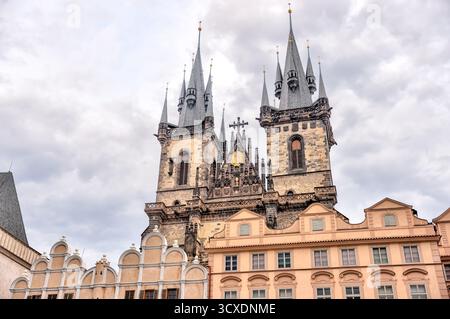 Die Kirche unserer Lieben Frau vor Týn in Prag, Tschechische Republik, vom Altstädter Ring aus gesehen mit gotischen Türmen, die über historischen Fassaden ragen. Stockfoto